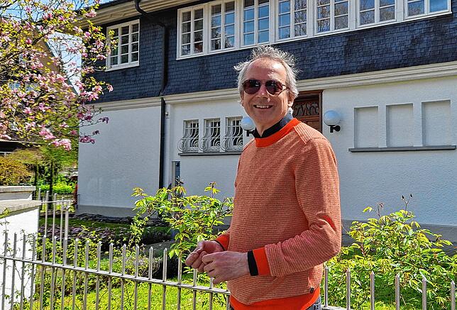 Philipp Fuhrmann wünscht sich einen bewussteren Umgang mit historischen Gebäuden in Friedrichshafen, hier vor der Villa Winz.