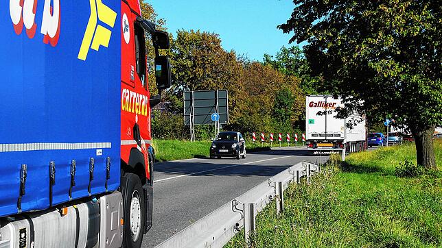 Die B31, fotografiert zwischen Meersburg und Hagnau, ist im Bodenseeraum die wichtigste Verkehrsachse in West-Ost-Richtung.