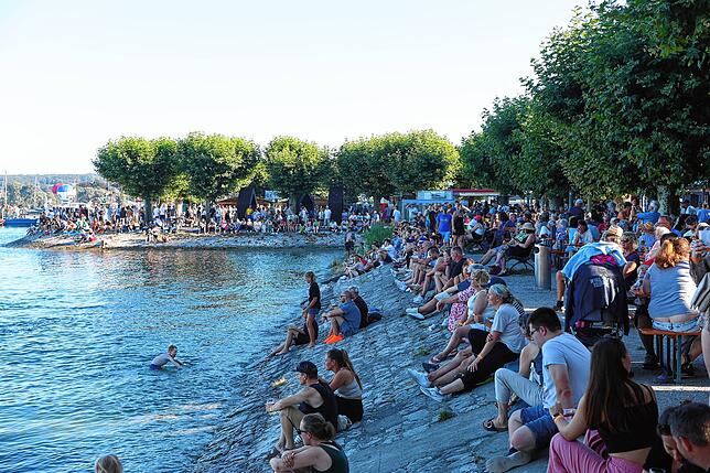 Bild 23: Seenachtfest 2024: Bald beginnt das große Feuerwerk und die Besucher strömen ans Bodenseeufer