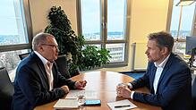 Landrat Luca Prayon (rechts) im Gespräch mit Andreas Ambrosius, Leiter der Friedrichshafener Lokalredaktion.