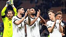 Deutschlands Spieler mit Torhüter Oliver Baumann (l-r), Tim Kleindienst, Jonathan Tah und Nico Schlotterbeck applaudieren nach dem Sieg ...