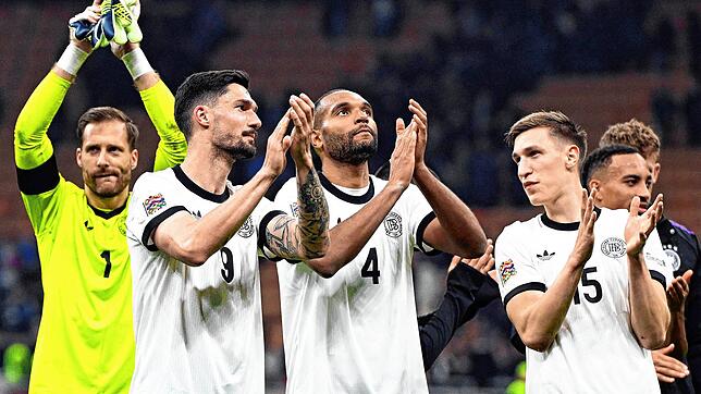 Deutschlands Spieler mit Torhüter Oliver Baumann (l-r), Tim Kleindienst, Jonathan Tah und Nico Schlotterbeck applaudieren nach dem Sieg ...