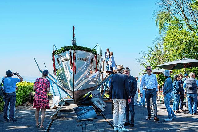 Die „Altenrhein“ wartet in Seemoos darauf, ins Wasser gelassen zu werden. Im Vordergrund unterhalten sich Leopold Prinz von Bayern und ...