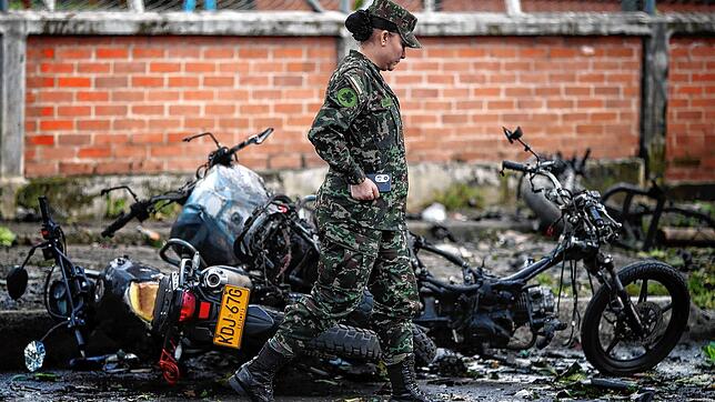 Laut lokalen Medienberichten explodierten bei den Anschlägen drei Sprengsätze, mindestens zwei Menschen kamen dabei ums Leben.