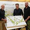 Bürgermeister Karl Langensteiner-Schönborn, Juryvorsitzender Martin Haas und Lukas Esper, Projektleiter des Neubaugebiets Hafner (von ...