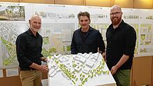 Bürgermeister Karl Langensteiner-Schönborn, Juryvorsitzender Martin Haas und Lukas Esper, Projektleiter des Neubaugebiets Hafner (von ...