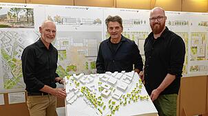Bürgermeister Karl Langensteiner-Schönborn, Juryvorsitzender Martin Haas und Lukas Esper, Projektleiter des Neubaugebiets Hafner (von ...