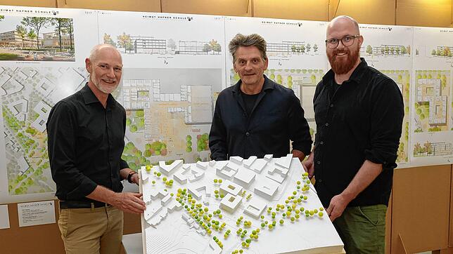 Bürgermeister Karl Langensteiner-Schönborn, Juryvorsitzender Martin Haas und Lukas Esper, Projektleiter des Neubaugebiets Hafner (von ...