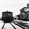 Zugverkehr damals: Im Dezember 1976 hält ein Schienenbus im Stockacher Bahnhof. Personenverkehr in Richtung Meßkirch gab es zu diesem ...