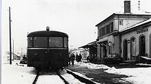 Zugverkehr damals: Im Dezember 1976 hält ein Schienenbus im Stockacher Bahnhof. Personenverkehr in Richtung Meßkirch gab es zu diesem ...