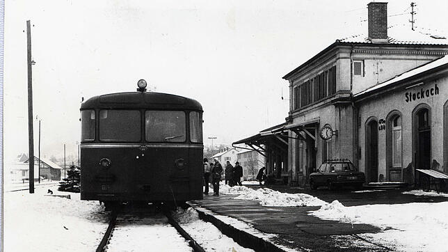 Zugverkehr damals: Im Dezember 1976 hält ein Schienenbus im Stockacher Bahnhof. Personenverkehr in Richtung Meßkirch gab es zu diesem ...