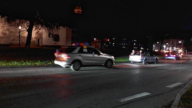 Erneut kam es zu einem Autokorso wie hier im Dezember, diesmal waren 162 Fahrzeuge aus dem ganzen Land dabei.
