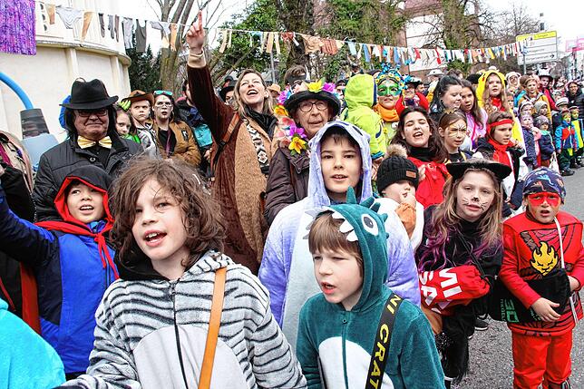 Der Funke sprang über: In bester Stimmung drängte sich das närrische Volk an den Straßenrändern und begrüßte mit &bdquo;Hoorig ...