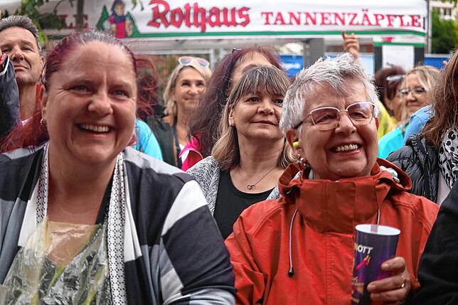 Bild 14: 2200 Fans feiern mit Kerstin Ott auf dem Schlossplatz