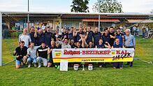 Großer Jubel vor dem Clubheim in Dettingen: Die SG Dettingen-Dingelsdorf jubelt über den Sieg im Ü35-Bezirkspokalfinale.