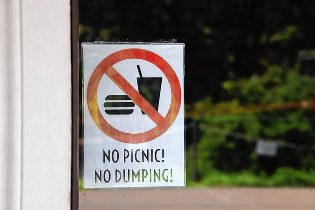 Hinweisschild an einem Café: Kein Picknick, nichts wegwerfen!