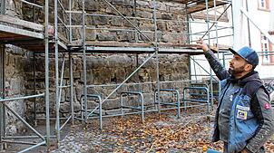 Bereits seit 2012 wird die Villinger Stadtmauer abschnittsweise aufwendig saniert. Diese Archivaufnahme zeigt Bauarbeiter Alvaro ...