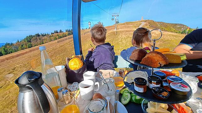 Blick zum Bismarckturm auf dem Feldberg während der Frühstücksfahrt. Vier mal im Jahr bietet die Feldbergbahnen GmbH Gästen die ...