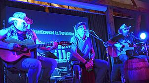 Unplugged DeVilles melden sich zurück. Die drei Musiker Denis Semenik, Michael Glönkler und Thomas Zirkel (von links) stehen bzw. sitzen ...