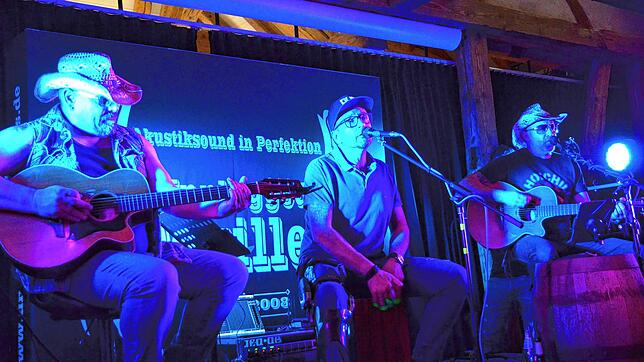 Unplugged DeVilles melden sich zurück. Die drei Musiker Denis Semenik, Michael Glönkler und Thomas Zirkel (von links) stehen bzw. sitzen ...