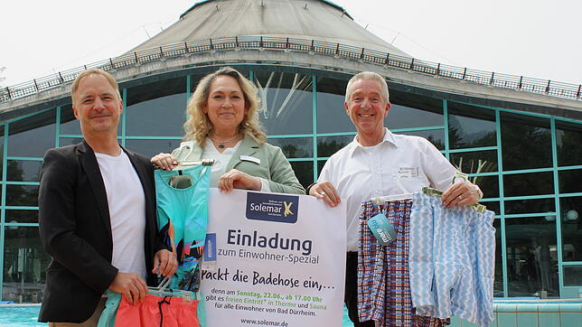 Auf die Aktion „Packt die Badehose ein“ freuen sich Geschäftsführer Markus Spettel (links), Katharina Sauer und Peter Kroschinsky. Foto: ...