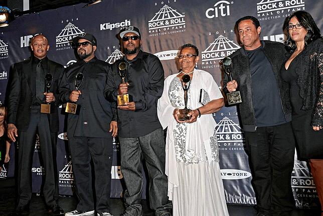 Die Rap-Pioniere N.W.A. – oder zumindest ein Teil davon: Dr. Dre (von links), Ice Cube, MC Ren, Kathy Right für ihren verstorbenen ...