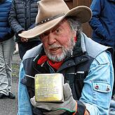 Gunter Demnig verlegt im vergangenen Jahr in Dettingen einen Stolperstein. Am Donnerstag setzt er in Konstanz elf weitere.