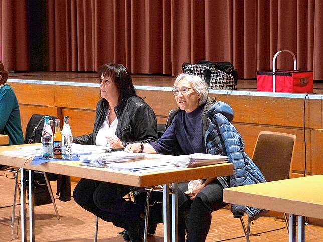 Die Todtmooser Bürgermeisterin Janette Fuchs (links) eröffnet die Informationsveranstaltung. Neben ihr Übersetzerin Anna Kiesner.