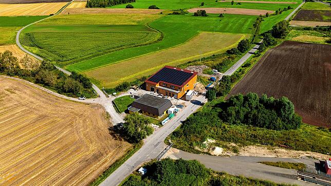 Südlich des Recyclingzentrums und nördlich des alten beziehungsweise neuen Wasserwerks (hier ein Bild vom Juli 2023), an der alten B 27 ...