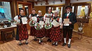 Ehrungen bei der Trachtengruppe Todtmoos (von links): Monika Matt, Silvia Spitz, Anni Haselwander, Inge Lubina, Rosemarie und Siegfried ...