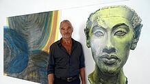 Der Maler Herbert X. Maier kombiniert in seiner Ausstellung im Rheinfelder Haus Salmegg Abstraktes mit figürlichen Motiven. Foto: ...
