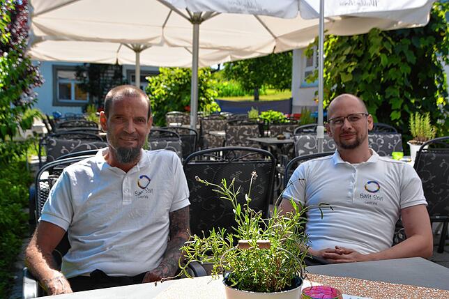 Auch wenn die Köche Christian Aurich (links) und Erik Hussock gern den Kontakt zu den Gästen suchen, haben sie meist nur vor der Öffnung ...