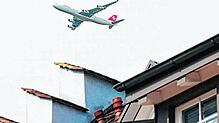 Ein Flugzeug der Swiss im Landeanflug über die Dächer von Hohentengen. BILD: DPA