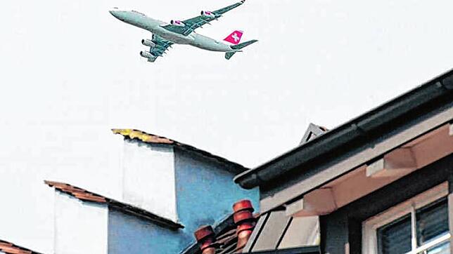 Ein Flugzeug der Swiss im Landeanflug über die Dächer von Hohentengen. BILD: DPA