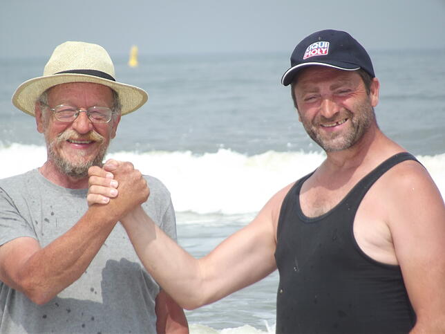 Endlich am Ziel: Bernhard Hauser (links) und Albert Frey sind stolz. Sie haben den Rhein bezwungen und schließlich die Nordsee erreicht.