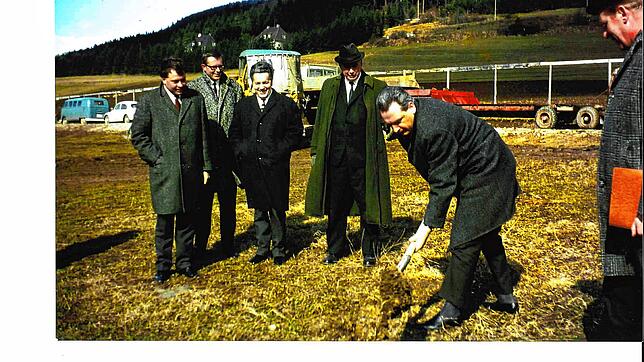 Der Spatenstich erfolgte 1968, den Bau war die damalige Blumberger Baufirma Zimmerlin zuständig, linke neben Bürgermeister Gerber steht ...