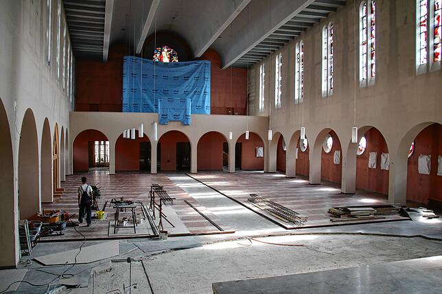 Blick in den Kirchenraum von St. Oswald. Die Holzbänke sind verschwunden.