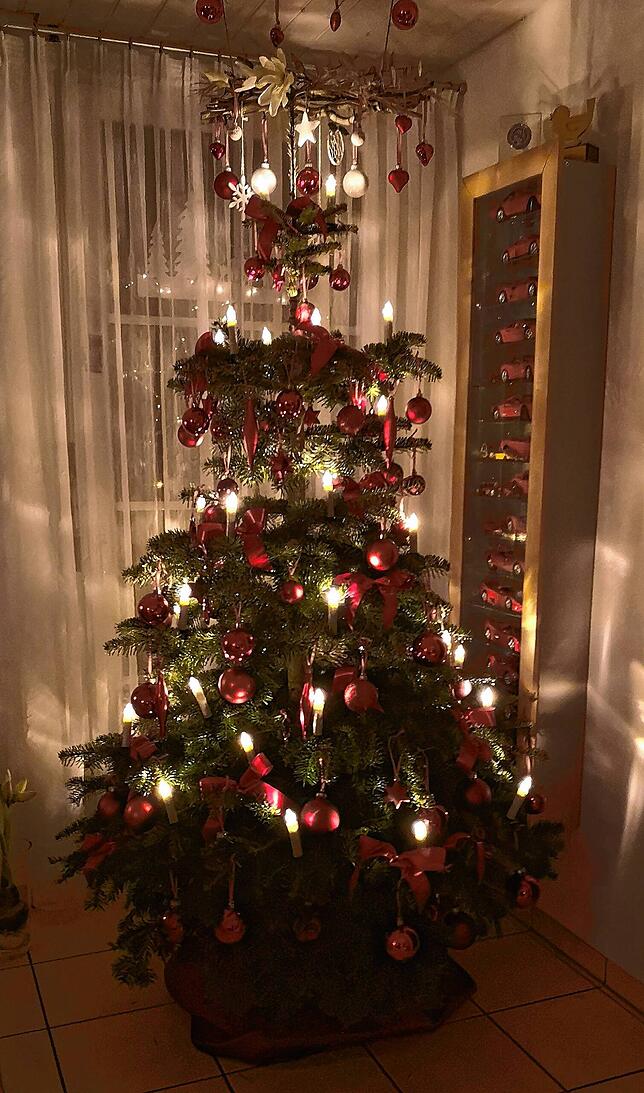 Dieser Weihnachtsbaum wird stromsparend nur mit Batterien betrieben.