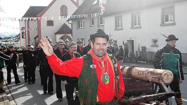 Bild 5: Seenarrentreffen in Dettingen: Auf dem Dorfplatz steht jetzt der Narrenbaum