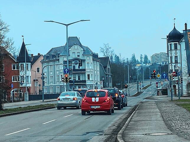 Wettlauf gegen Rot: Auf der Bertholdstraße müssen Autofahrer gleich mehrere Ampeln hintereinander überwinden.