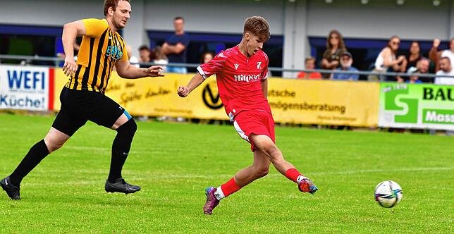 Siegtreffer: Youngster Tim Granacher, den A-Junioren noch nicht entwachsen, war Hannes Wälde (links) vom SV Nöggenschwiel enteilt und ...