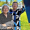 Margot Pflumm (links) und ihre Tochter Sibylle Steinert inmitten ihrer Flugzeuge im Internationalen Luftfahrtmuseum.