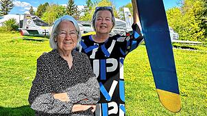 Margot Pflumm (links) und ihre Tochter Sibylle Steinert inmitten ihrer Flugzeuge im Internationalen Luftfahrtmuseum.