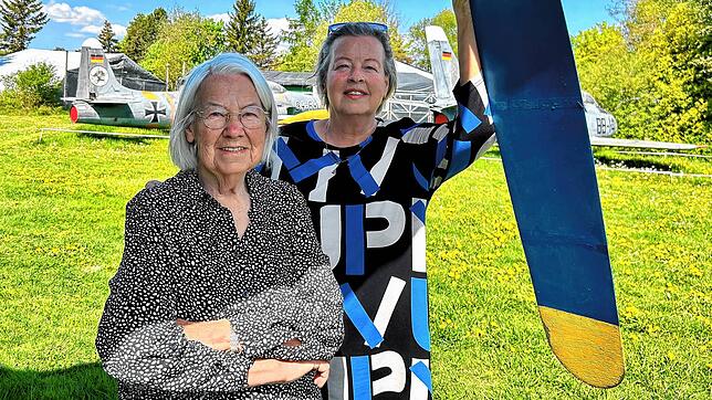 Margot Pflumm (links) und ihre Tochter Sibylle Steinert inmitten ihrer Flugzeuge im Internationalen Luftfahrtmuseum.