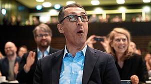 Cem Özdemir (Bündnis 90/Die Grünen) reagiert beim Landesparteitag der Grünen in Baden-Württemberg nach seiner Wahl zum Spitzenkandidaten.