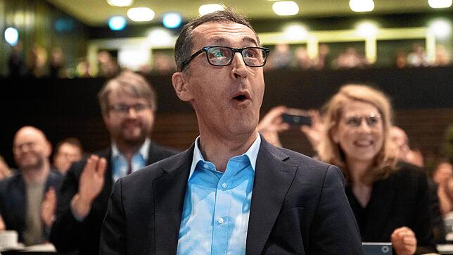 Cem Özdemir (Bündnis 90/Die Grünen) reagiert beim Landesparteitag der Grünen in Baden-Württemberg nach seiner Wahl zum Spitzenkandidaten.