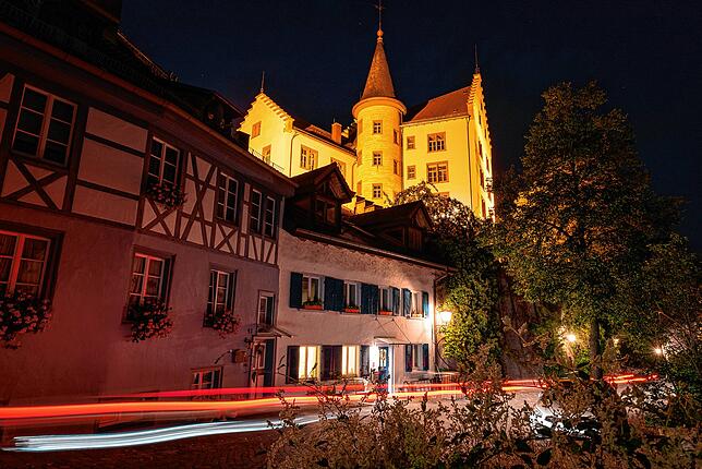 Das Krenkinger Schloss – hier abends angestrahlt – erhebt sich hoch über die Engener Altstsadt.