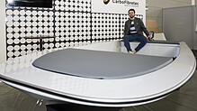Nur 100 Kilo ist das Carbon-Boot des Herstellers Carbo Fibretec aus Friedrichshafen. Es lässt sich mit 25&nbsp;Knoten über den See bewegen.
