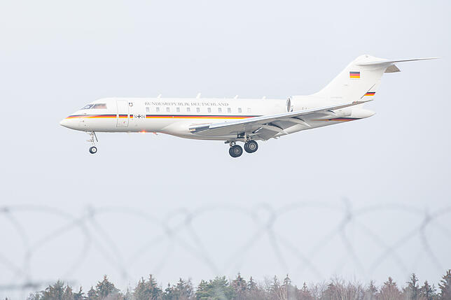 Die Regierungsmaschine im Anflug.
