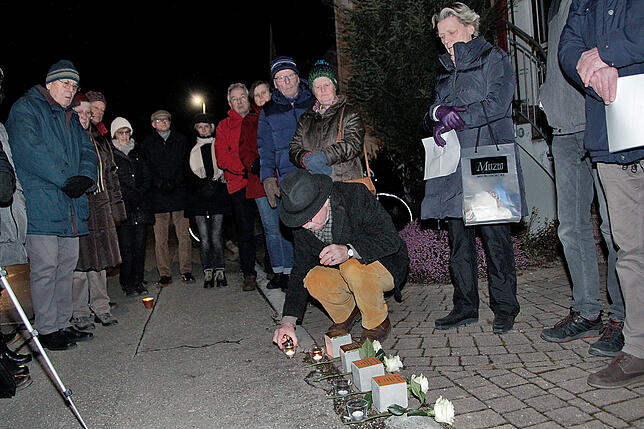 Friedrich Engelke, Vorsitzender des Vereins Pro Stolpersteine, zündet nach jedem Vortrag eine Kerze an für die Opfer an.